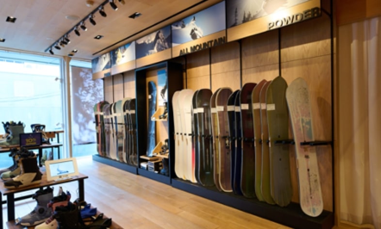 店内に飾ってある「Burton Boards」の写真